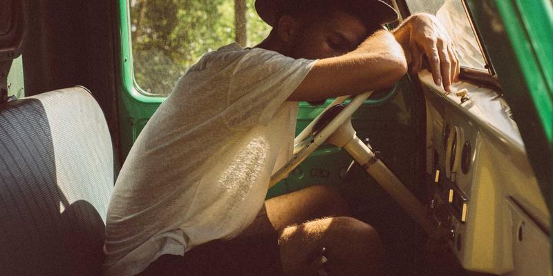 Cazzos89：揭秘紫色时尚配饰如何成为你的年度风格宣言