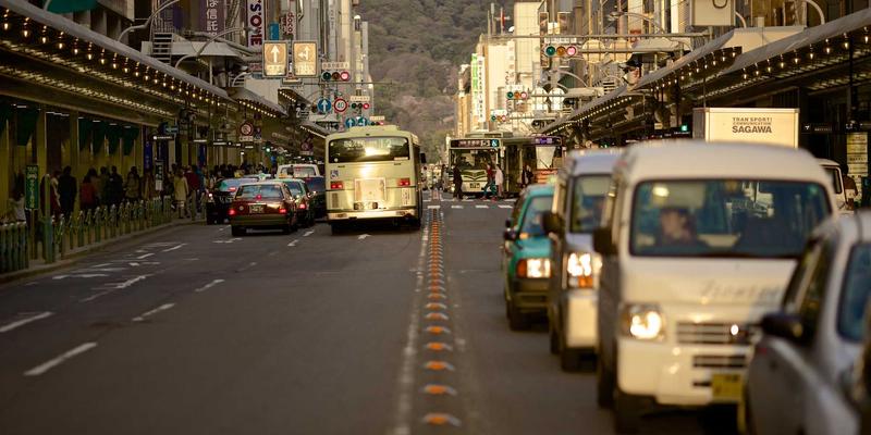 从废弃塑料瓶到时尚紫装：Cazzos如何用科技重塑可持续奢华