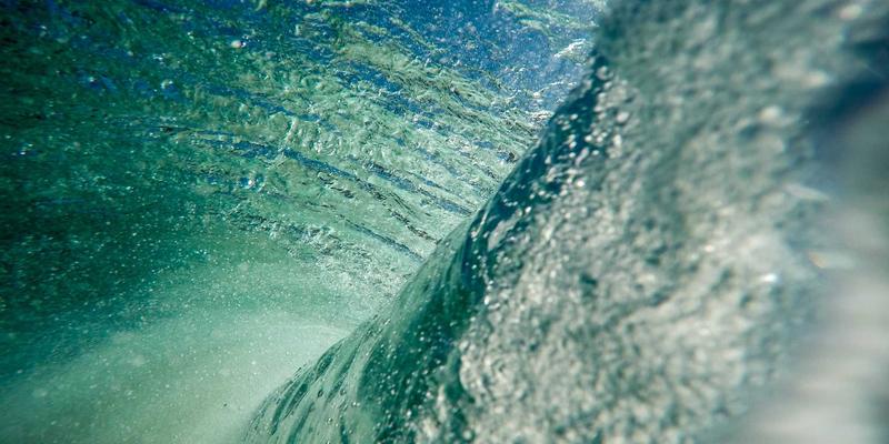 潮流水上探险新美学：Cazzos紫色主题防水包与速干服饰的时尚搭配方案